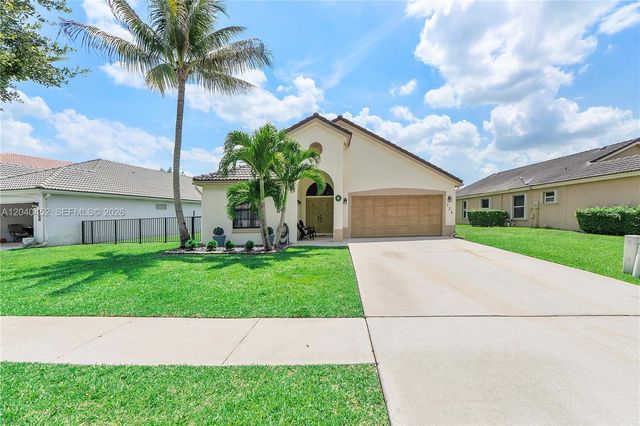 124 Preserve Dr, Royal Palm Beach, FL 33411