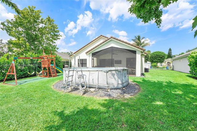 124 Preserve Dr, Royal Palm Beach, FL 33411