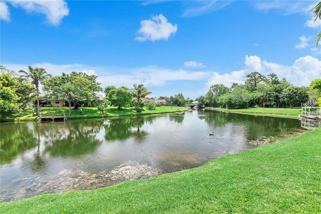 124 Preserve Dr, Royal Palm Beach, FL 33411