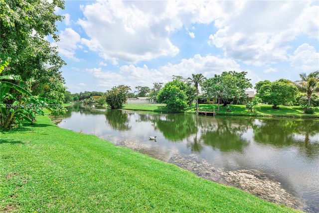 124 Preserve Dr, Royal Palm Beach, FL 33411