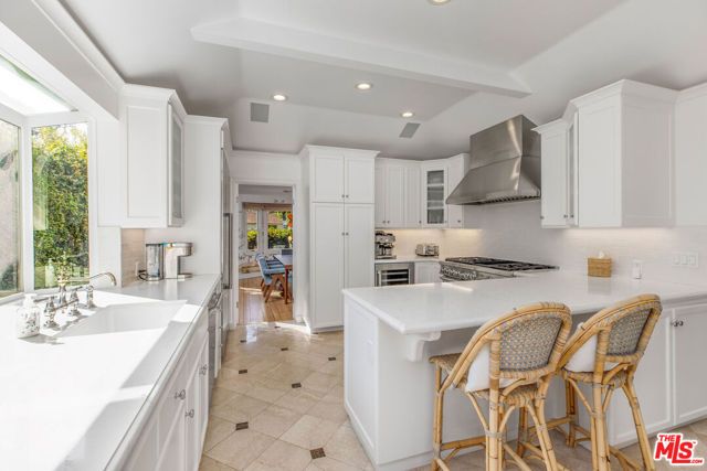 10570 Lindbrook Drive, Los Angeles, CA 90024