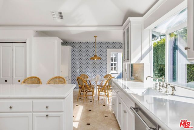 10570 Lindbrook Drive, Los Angeles, CA 90024