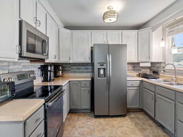 3423 Melrose Dr, Clarksville, TN 37042