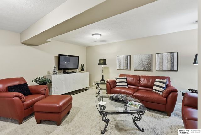 15607 Edna Circle, Omaha, NE 68136