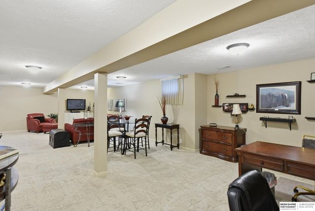 15607 Edna Circle, Omaha, NE 68136