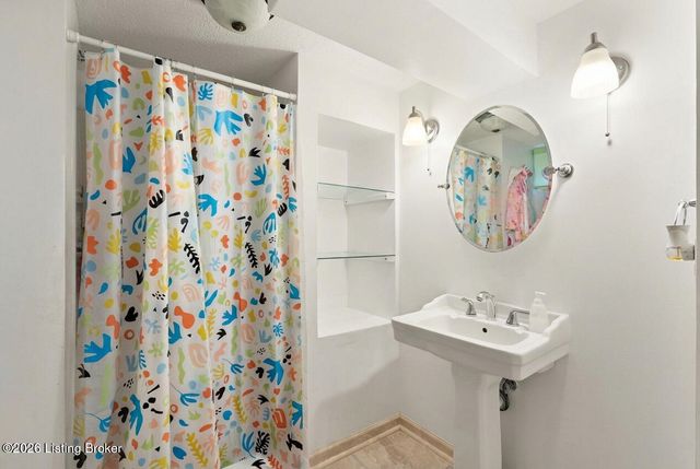 6314 Mt Everest Dr, Louisville, KY 40216