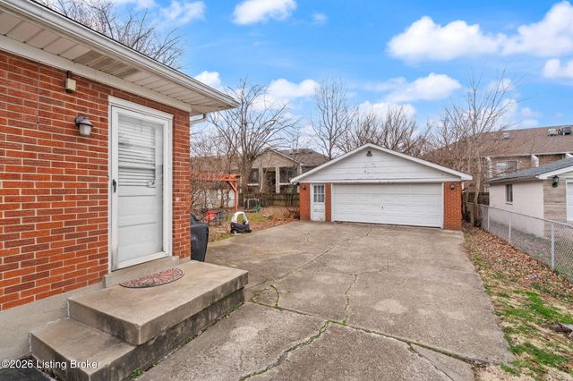 6314 Mt Everest Dr, Louisville, KY 40216