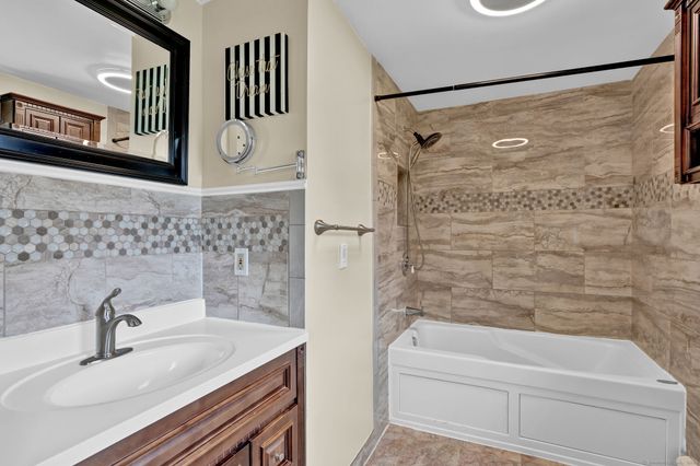18 Nolan Drive, Bloomfield, CT 06002