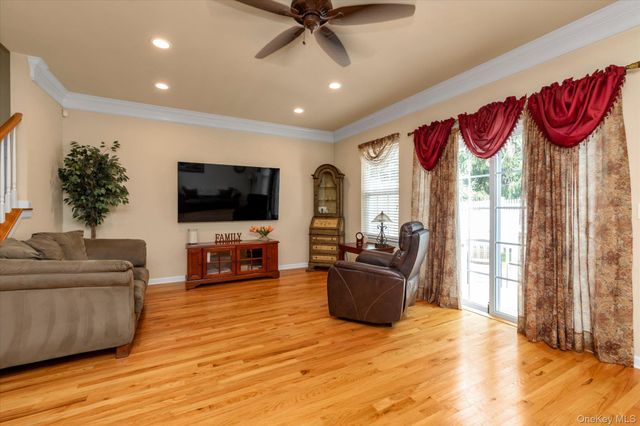 96 Paget Lane, Massapequa, NY 11758