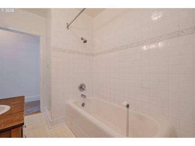2355 Ne 57TH Ave, Portland, OR 97213