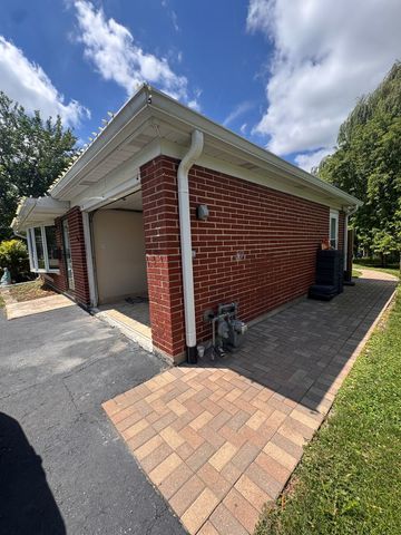 1124 Castle Drive, Glenview, IL 60025
