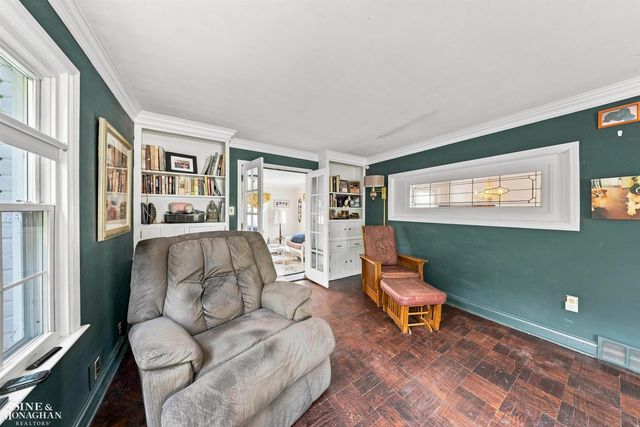 621 N Oxford Road, Grosse Pointe Woods, MI 48236