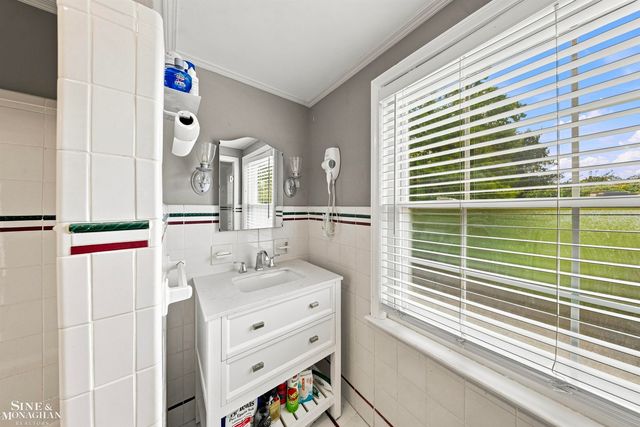 621 N Oxford Road, Grosse Pointe Woods, MI 48236