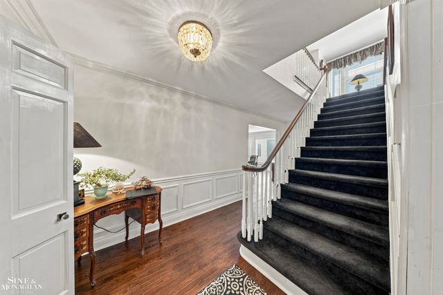 621 N Oxford Road, Grosse Pointe Woods, MI 48236