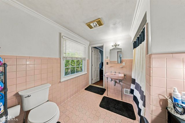 621 N Oxford Road, Grosse Pointe Woods, MI 48236