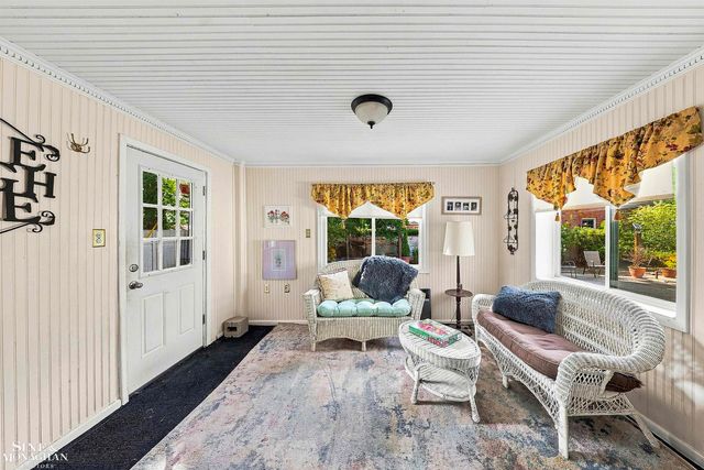 621 N Oxford Road, Grosse Pointe Woods, MI 48236