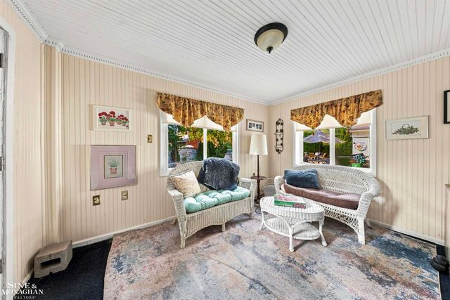 621 N Oxford Road, Grosse Pointe Woods, MI 48236
