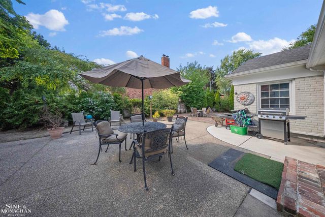 621 N Oxford Road, Grosse Pointe Woods, MI 48236