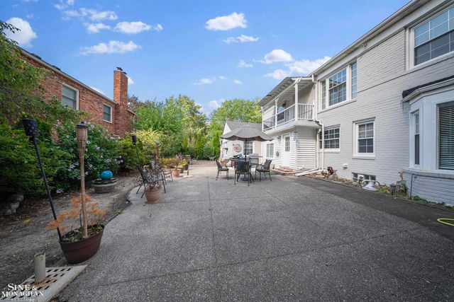 621 N Oxford Road, Grosse Pointe Woods, MI 48236