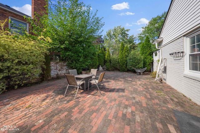 621 N Oxford Road, Grosse Pointe Woods, MI 48236