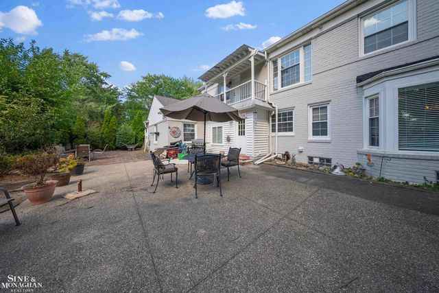 621 N Oxford Road, Grosse Pointe Woods, MI 48236