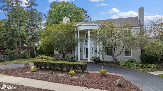 621 N Oxford Road, Grosse Pointe Woods, MI 48236