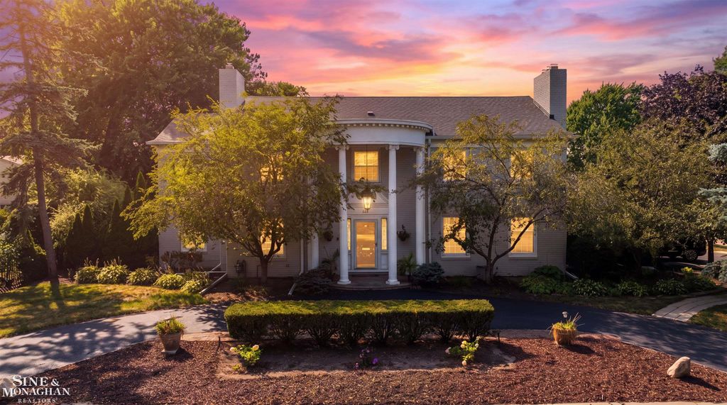 621 N Oxford Road, Grosse Pointe Woods, MI 48236