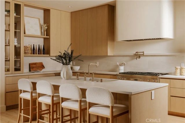 11746 La Maida Street, Valley Village, CA 91607