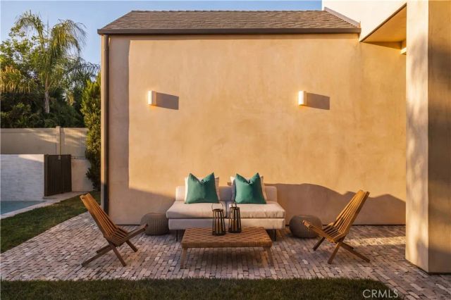11746 La Maida Street, Valley Village, CA 91607