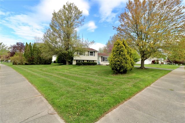 11 Glenside Way, Greece, NY 14612
