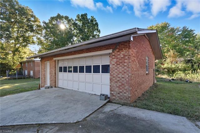1411 S Benbow Road, Greensboro, NC 27406