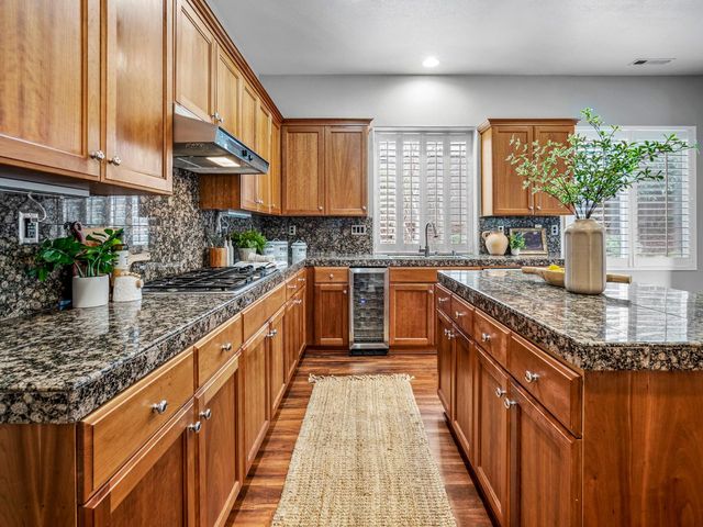 1084 Bevinger Dr, El Dorado Hills, CA 95762