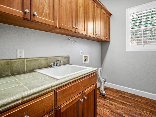 1084 Bevinger Dr, El Dorado Hills, CA 95762