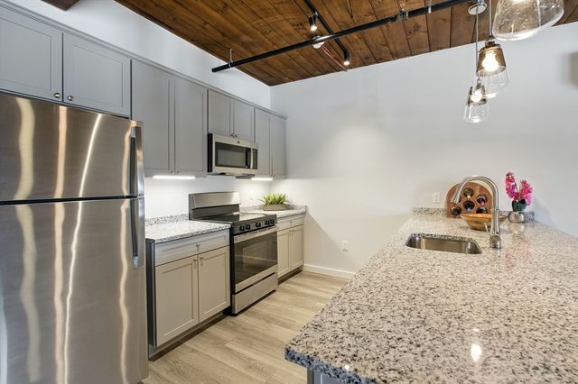 55 Sterling St 208, Clinton, MA 01510