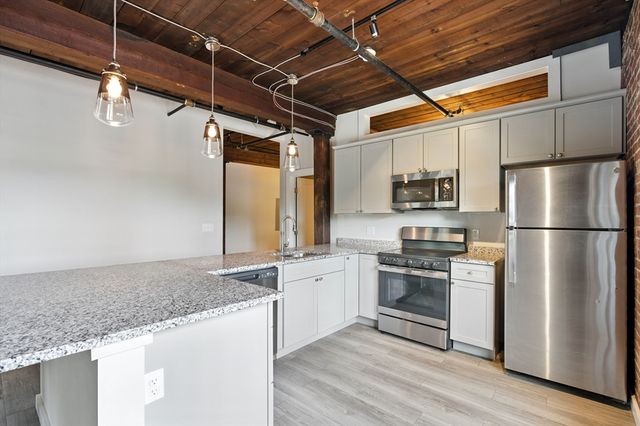 55 Sterling St 208, Clinton, MA 01510