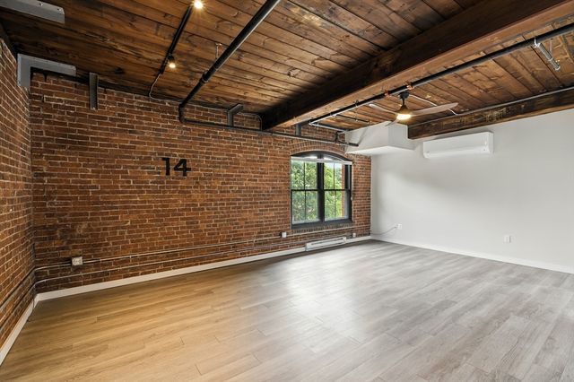 55 Sterling St 208, Clinton, MA 01510