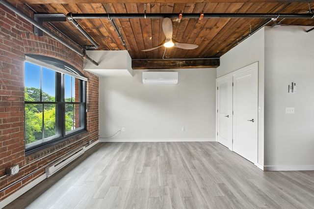 55 Sterling St 208, Clinton, MA 01510