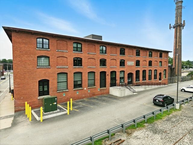 55 Sterling St 208, Clinton, MA 01510