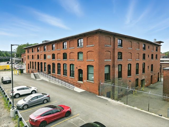 55 Sterling St 208, Clinton, MA 01510