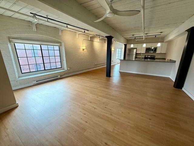 55 Sterling St 208, Clinton, MA 01510