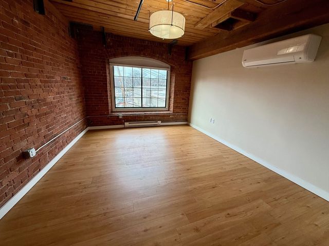 55 Sterling St 208, Clinton, MA 01510