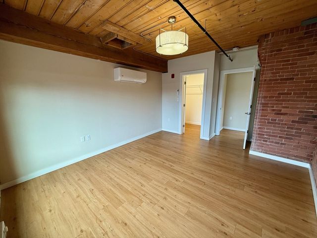 55 Sterling St 208, Clinton, MA 01510