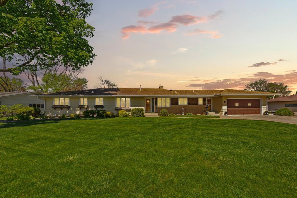 808 Hillcrest Drive, Montgomery, MN 56069 — exterior