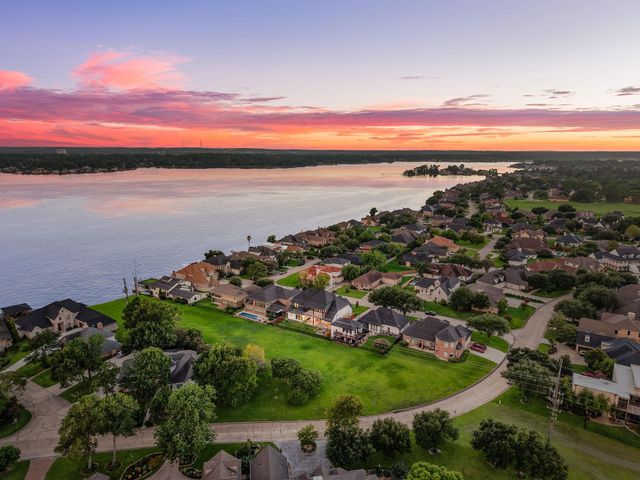 18 Waterford Way, Montgomery, TX 77256