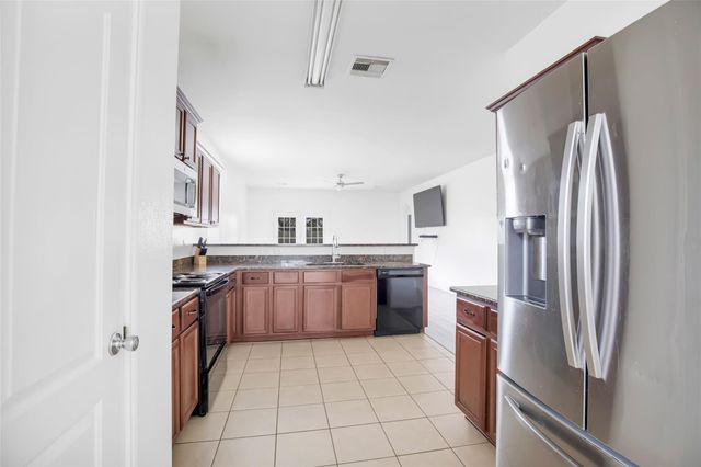 2630 Tracy Lane, Highlands, TX 77562