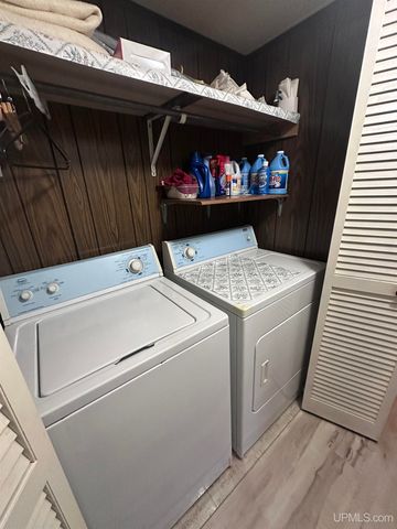 816 W Adams Street, Iron River, MI 49935