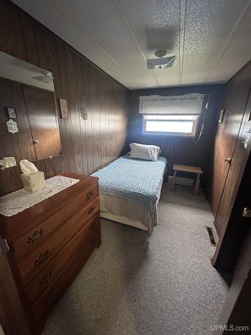 816 W Adams Street, Iron River, MI 49935
