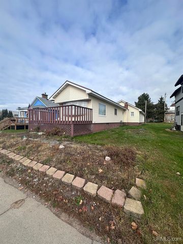 816 W Adams Street, Iron River, MI 49935