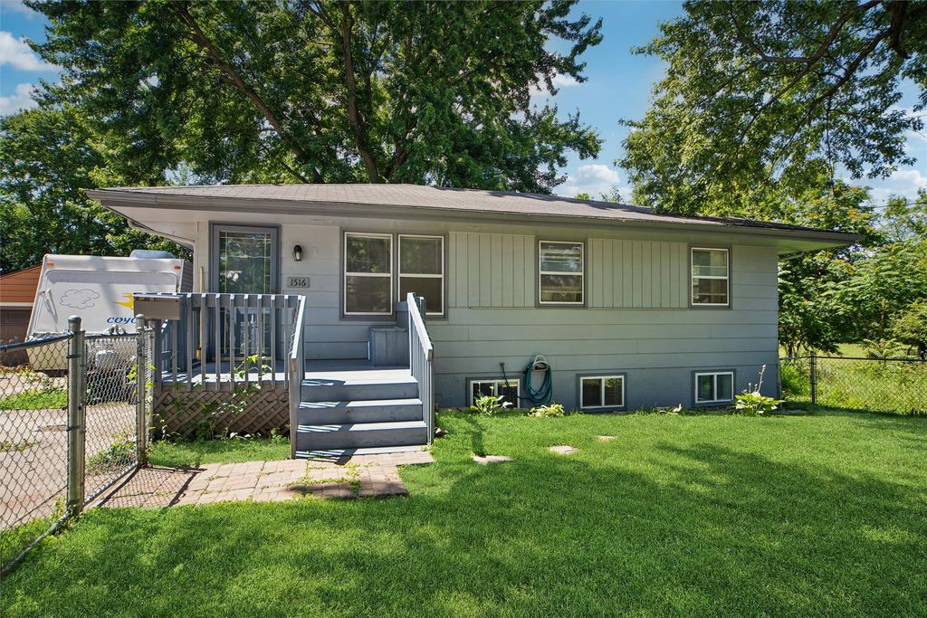 1516 Oak Park Avenue, Des Moines, IA 50313