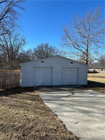 412 NW Donovan Road, Lee's Summit, MO 64063